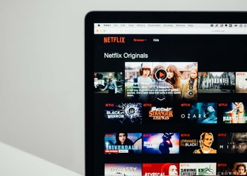 Netflix 使用新方法來打擊「密碼共享行為」，居住地以外使用超過兩週就必須額外付費