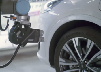滑滑手機電動車就「自動充」！Ford 機器人充電站展開實測