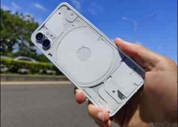 今年最潮美型手機 Nothing Phone (1) 開箱：平實價格、透明機身與炫炮 Glyph Interface 燈效 - 電腦王阿達