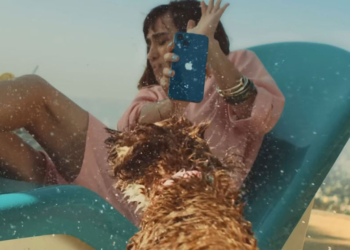 Apple 以兩段宣傳影片展示 iPhone 13 系列的防潑水與防摔特性