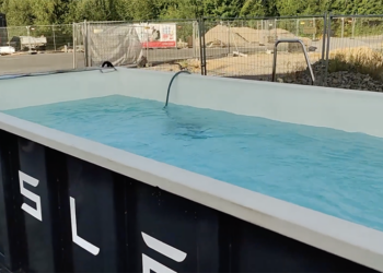 Tesla 在超充站旁邊蓋了個游泳池，等充電也能消消暑？（還能兼顧消防？）