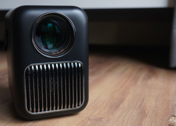 萬播 T6R Max 智慧投影機開箱｜萬元內功能最齊全、支援自動對焦的最高 CP 值智慧投影機！