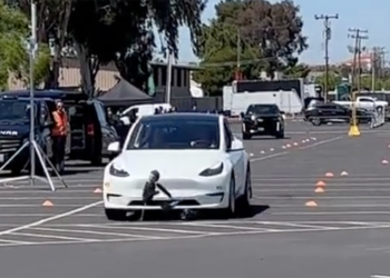 Tesla Model Y 與 Lexus 直接 PK 誰遇到（假）小孩能自動緊急煞停，結果前者直接撞飛支離破碎（影片）