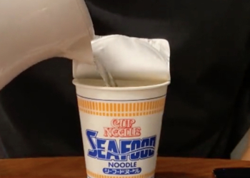 日清再出怪招，教大家傳說中讓食物變好吃的魔法咒語：喊 180 次「海鮮泡麵」即可