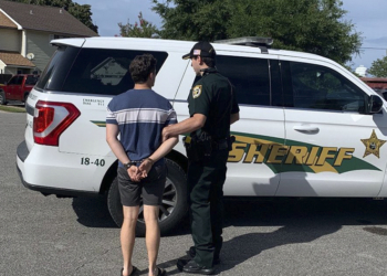 AirTag 助警方抓到偷走值近 50 萬台幣行李的機場員工，顯然他在行李挖到 AirTag 時已經太晚了