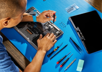 Apple 宣布自助維修計畫將拓展到 MacBook，電池、觸控板、螢幕等都能修