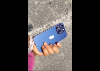 傳聞中 iPhone 14 Pro 新的藍 + 紫配色模型機影片現身，特殊角度才會看到紫色