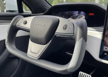 特斯拉 Model S 租賃車在行駛 1.9 萬英里後， Yoke 方向盤嚴重脫皮、內裝嚴重污損