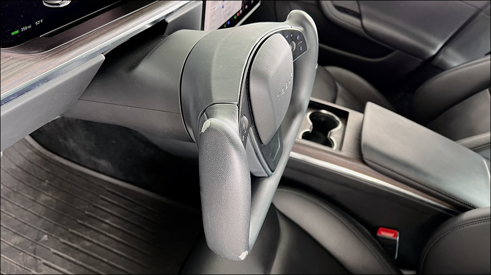 特斯拉 Model S 租賃車在行駛 1.9 萬英里後， Yoke 方向盤嚴重脫皮、內裝嚴重污損 - 電腦王阿達