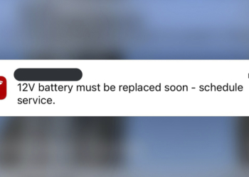 該換囉！Tesla app 開始貼心主動通知車主更換 12V 小電池