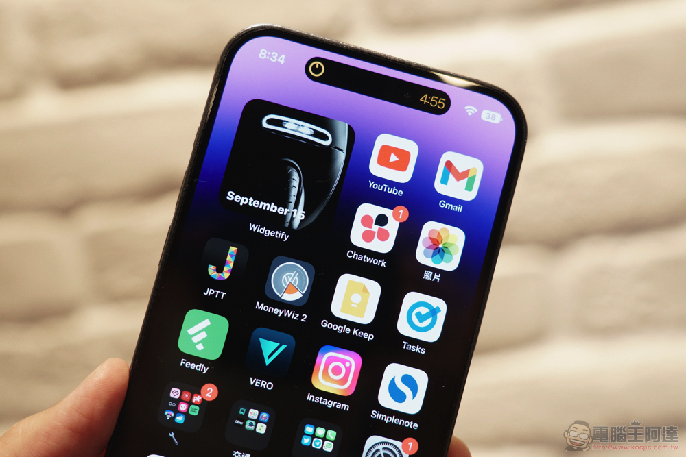 iPhone 14 Pro Max 極速開箱體驗：一起登上動態島，啟動光像引擎！（imos 保護貼也開箱防護起來！） - 電腦王阿達