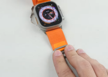 國外 YouTuber 用榔頭測試 Apple Watch Ultra 的耐用性，沒想到桌子先壞了