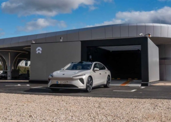 用換電突圍！蔚來汽車在德國啟用首座換電站，新車隨後就到