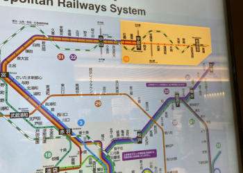 東京車站趣事，明明是用螢幕顯示東京近郊路線圖，車站人員卻用貼紙來更正