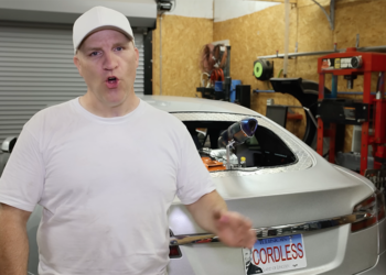 神人大改 Tesla 裝上發電機（與排氣管）變身油電車挑戰不插線充電行駛近 3,000 公里