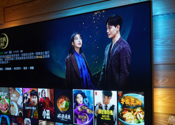 飛利浦 Philips 4K 智慧顯示器開箱｜4K 絕佳畫質、內建 Android TV 11 系統 ，搭配 Ambilight 帶來無可比擬的沉浸體驗