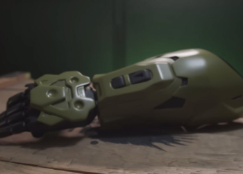 《最後一戰》遊戲開發商與義肢輔具非營利組織合作 打造「士官長手臂」供兒童免費使用