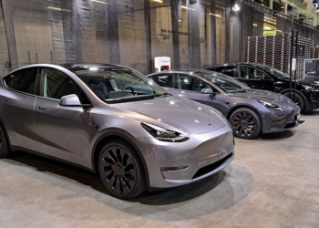 特斯拉 Tesla Model Y 「快銀」全新車色實車首度亮相