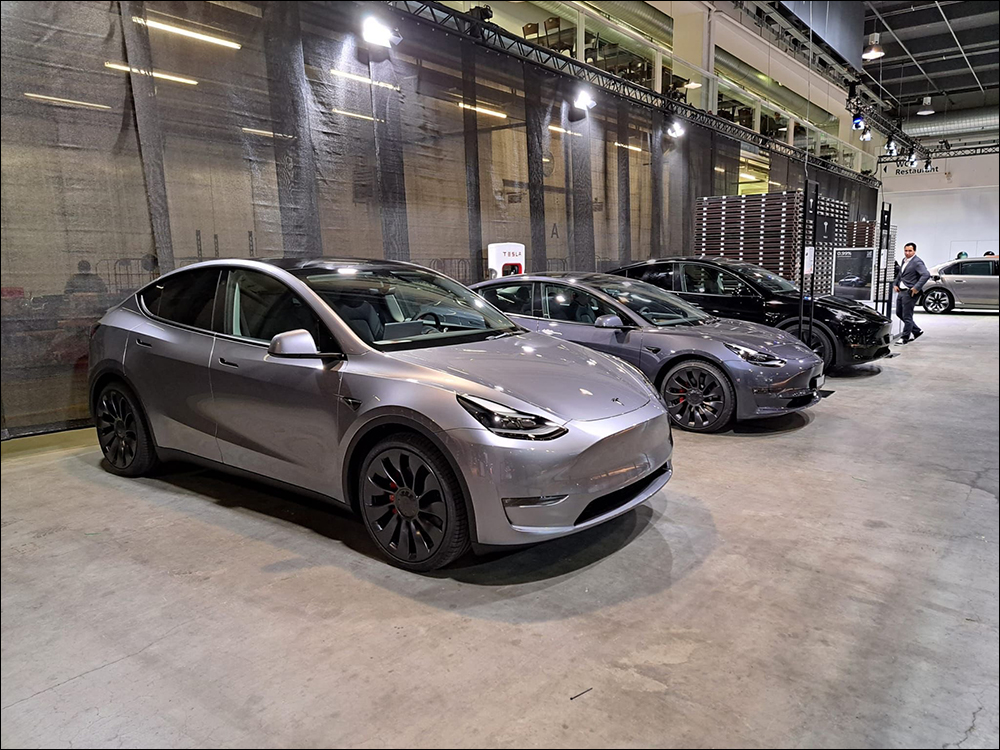 特斯拉 Tesla Model Y 「快銀」全新車色實車首度亮相 - 電腦王阿達 特斯拉 Tesla Model Y 「快銀」全新車色實車首度亮相 - 電腦王阿達