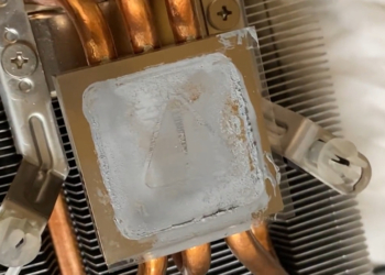 CPU 溫度破 100 老降不下來！日網友拆開發現原來保護膜沒撕（電腦還正常運作好幾年）