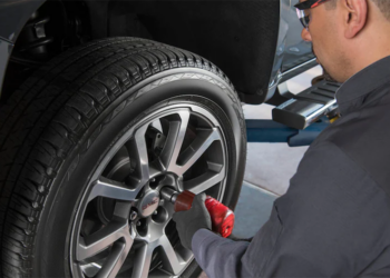 傳統車廠 GM 找到新的商機：幫 Tesla 修車