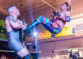 美國獨立摔角手邊打比賽邊玩 Switch 爆紅，還能靈活閃躲對手的各種攻擊