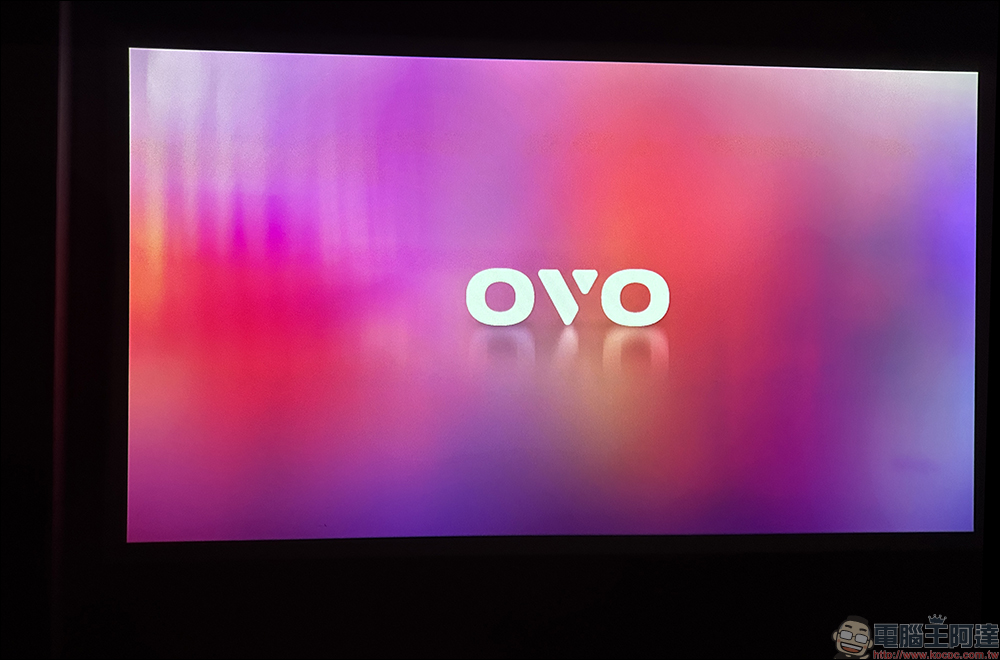 OVO U1 小蘋果智慧投影機開箱｜超可愛的隨身百吋劇院，支援 PD 快充、搭載 OVO TV OS - 電腦王阿達
