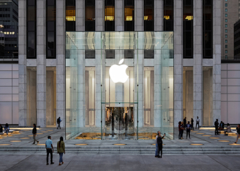 美國男子在半夜至 Apple Store 購買 300 部 iPhone 13 ，隨即遭到打劫