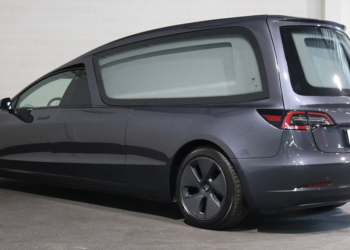 荷蘭改裝品牌 Derks 打造 Tesla Model 3 靈車版，「儀式感」滿分！一生只能躺著搭一次？