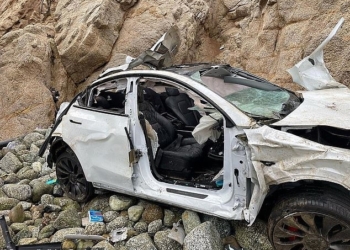 美國 Tesla 嚴重事故，從懸崖上墜落 250 英尺，一家四口奇蹟般生還