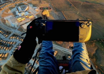 海外動力飛行傘玩家分享自2500呎高空手持Steam deck照片