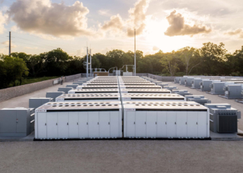 Tesla Megapack 巨型電池立大功，在災難中確保美機場與海防隊正常運作