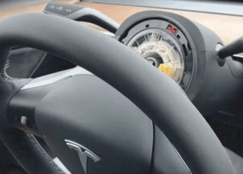 剛買一週 Model Y 方向盤就半路掉下來，Tesla 第一時間仍要車主負擔維修費用