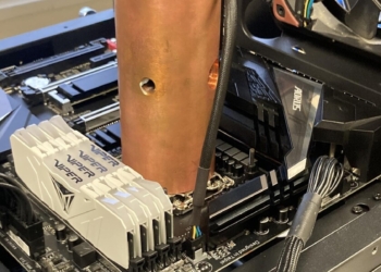 國外超硬派玩家用 3.6 公斤的銅柱為 i9 處理器散熱，沒想到效果還不錯