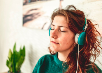 如何使用 Spotify 的睡眠定時器功能？