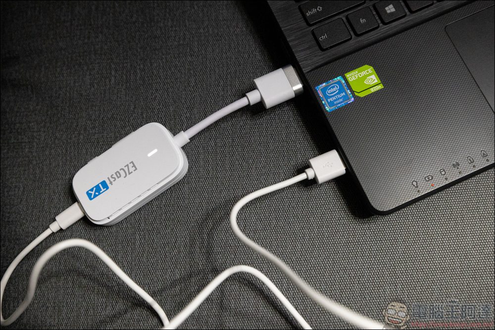 EZCast Pocket 高畫質無線投影傳輸器，不需要 APP 、網路、安裝就能快速無線投影！HDMI 線還留著幹嘛？ - 電腦王阿達