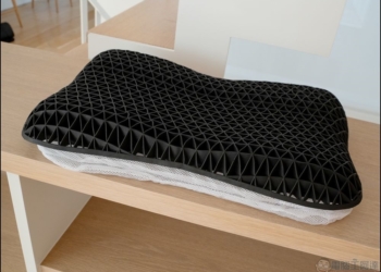 二代版綿羊掰掰枕體驗：Q彈包覆透氣有支撐，高度隨你變的舒眠枕