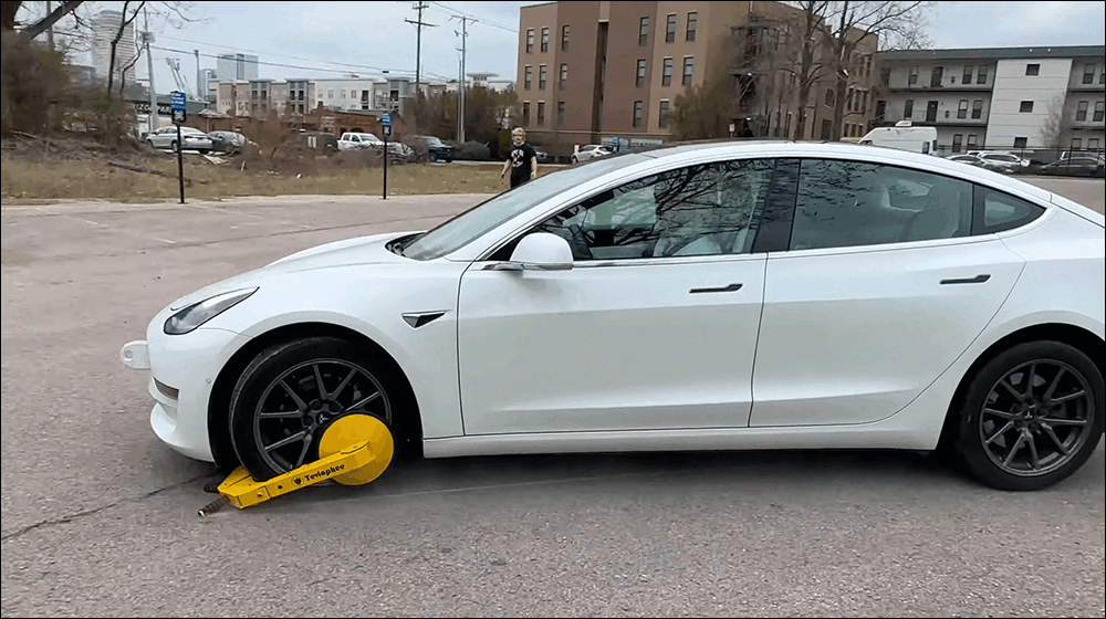 特斯拉 Model 3 改裝 10 英尺高巨大輪子，測試能否顛倒行駛成為翻滾特技車 - 電腦王阿達