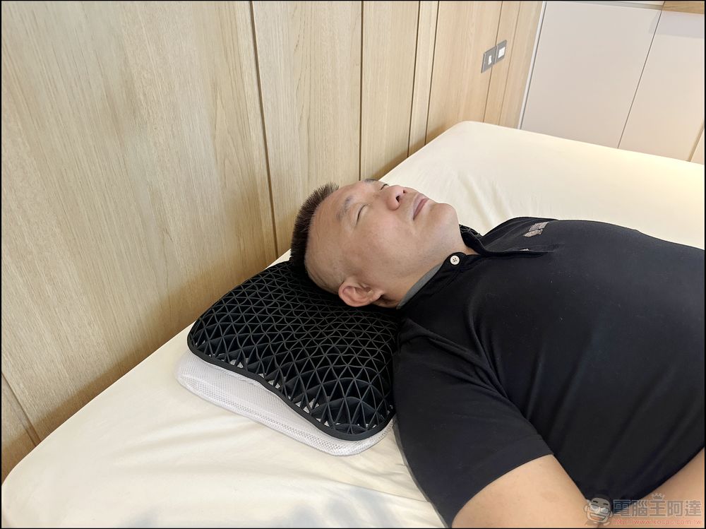 二代版綿羊掰掰枕體驗：Q彈包覆透氣有支撐，高度隨你變的舒眠枕 - 電腦王阿達