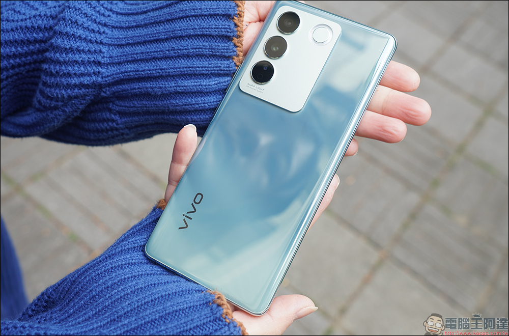 vivo V27 5G自帶光環人像神機開箱｜獨創時尚柔光環、最豐富美妝美顏模式前後 5000 萬畫素，全球首發天璣 7200 處理器 - 電腦王阿達