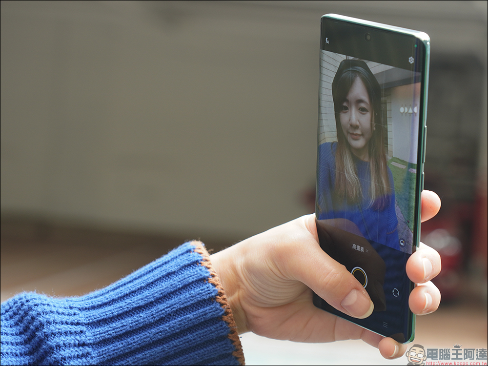 vivo V27 5G自帶光環人像神機開箱｜獨創時尚柔光環、最豐富美妝美顏模式前後 5000 萬畫素，全球首發天璣 7200 處理器 - 電腦王阿達