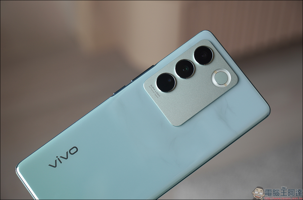 vivo V27 5G自帶光環人像神機開箱｜獨創時尚柔光環、最豐富美妝美顏模式前後 5000 萬畫素，全球首發天璣 7200 處理器 - 電腦王阿達