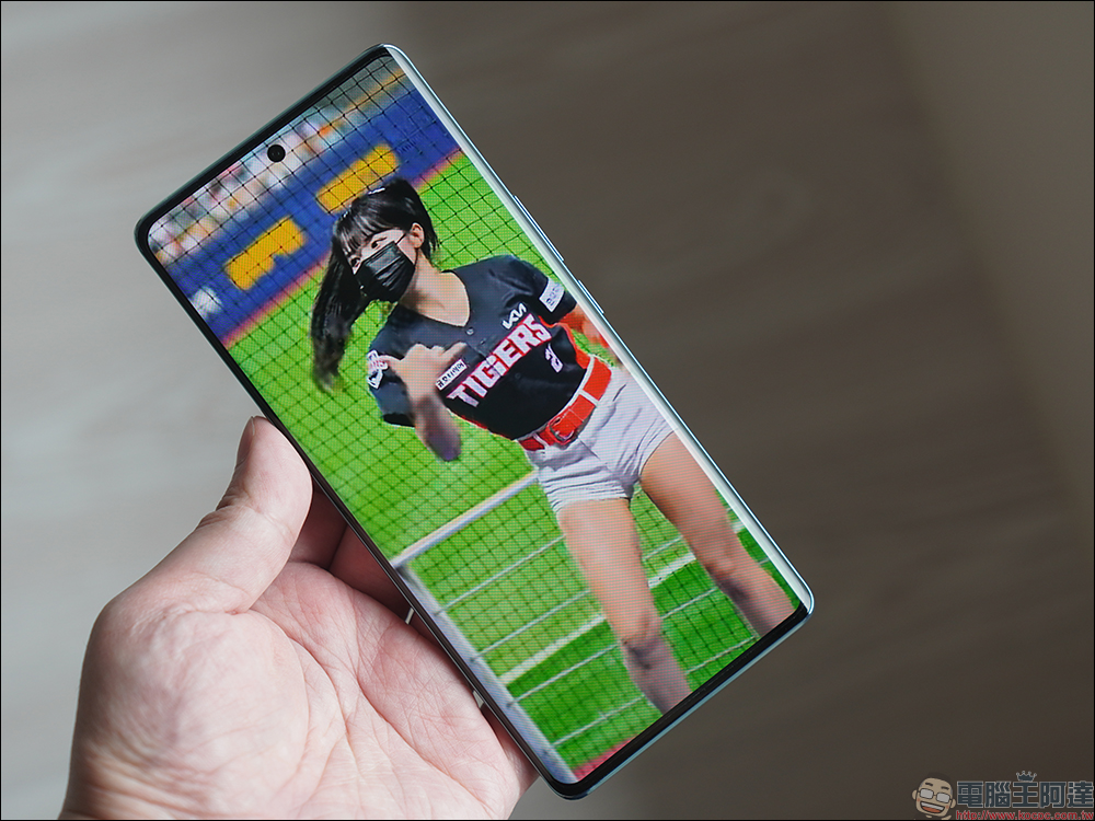vivo V27 5G自帶光環人像神機開箱｜獨創時尚柔光環、最豐富美妝美顏模式前後 5000 萬畫素，全球首發天璣 7200 處理器 - 電腦王阿達