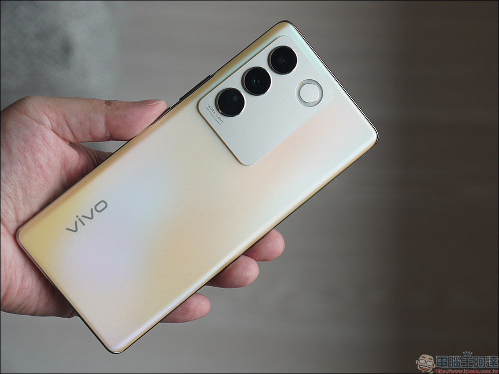 vivo V27 5G自帶光環人像神機開箱｜獨創時尚柔光環、最豐富美妝美顏模式前後 5000 萬畫素，全球首發天璣 7200 處理器 - 電腦王阿達
