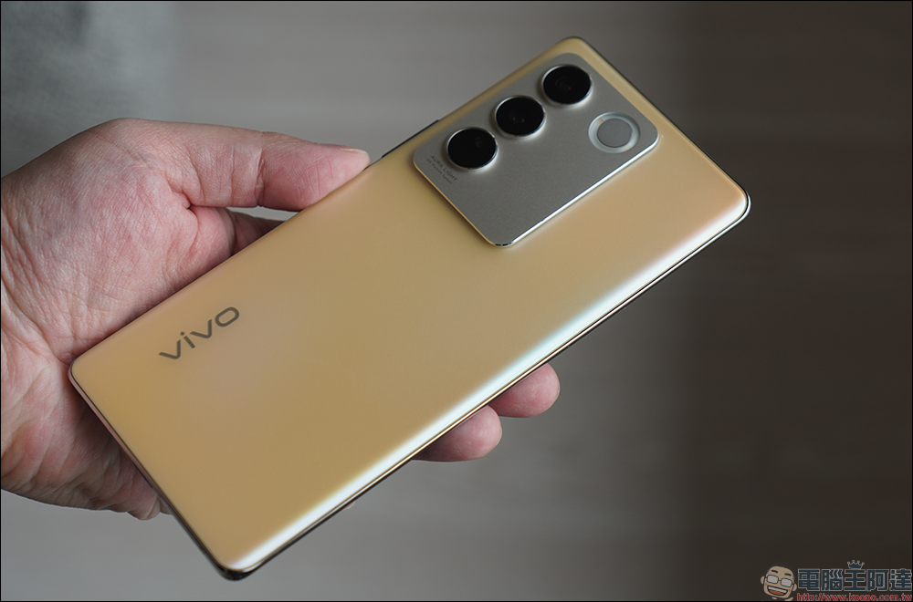 vivo V27 5G自帶光環人像神機開箱｜獨創時尚柔光環、最豐富美妝美顏模式前後 5000 萬畫素，全球首發天璣 7200 處理器 - 電腦王阿達