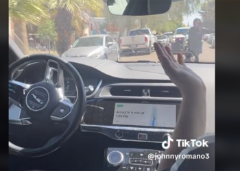 無人駕駛計程車慘遭警察攔停，乘客兩手一攤：沒人開車啊（笑）