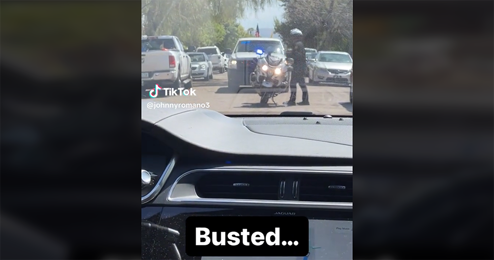 抗議自駕計程車的人找到簡單癱瘓 Robotaix 的方法：在引擎蓋放三角錐 - 電腦王阿達