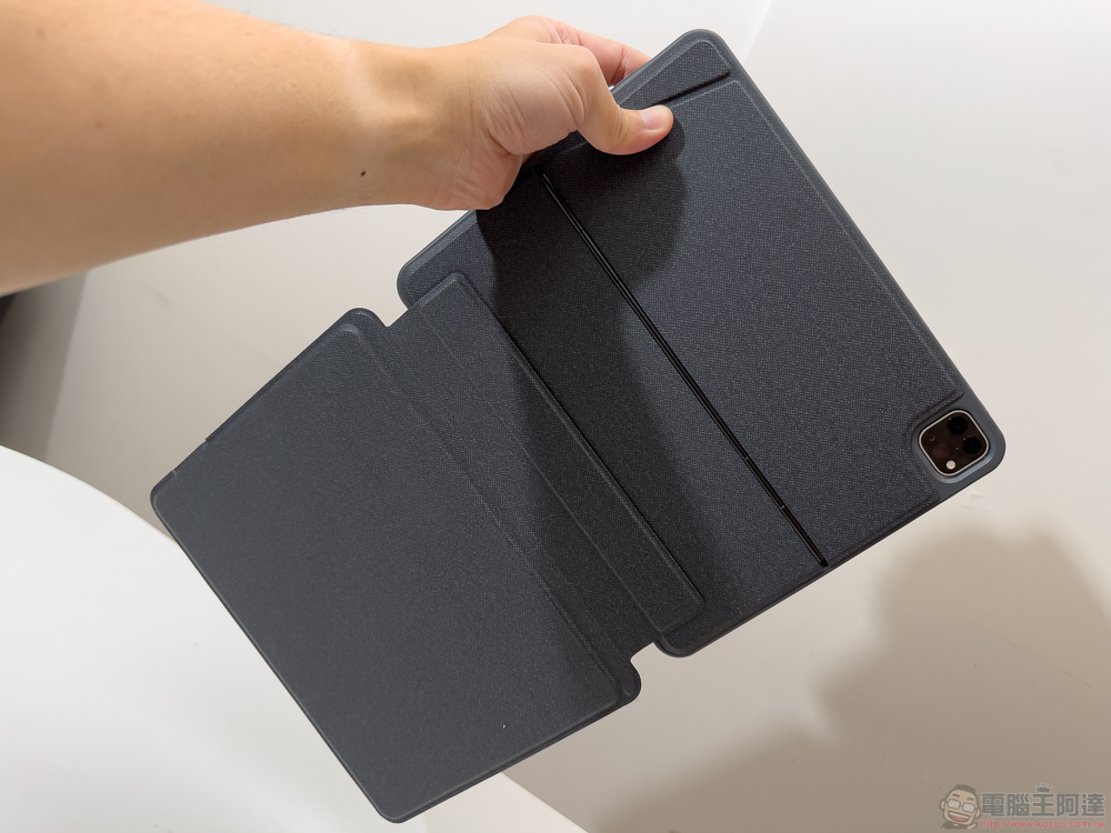 小資族 iPad 體驗全滿足！eiP Magnetix 磁吸可拆式藍牙觸控鍵盤、媲美 Apple Pencil 的磁吸充電觸控筆、專業筆觸磁吸類紙膜 eiP 超大杯全配件開箱 - 電腦王阿達