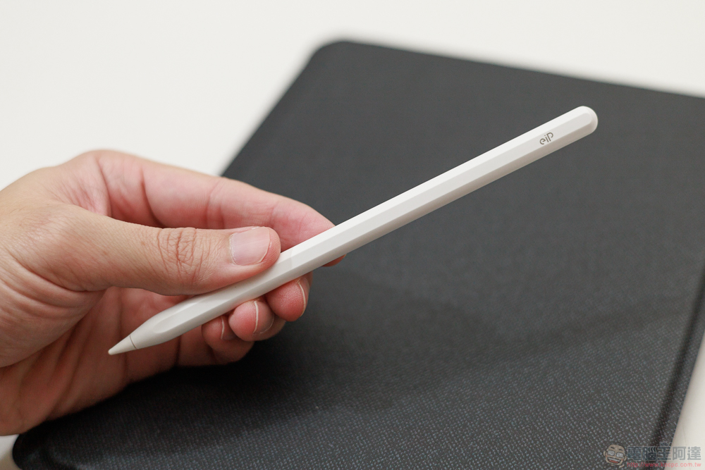 小資族 iPad 體驗全滿足！eiP Magnetix 磁吸可拆式藍牙觸控鍵盤、媲美 Apple Pencil 的磁吸充電觸控筆、專業筆觸磁吸類紙膜 eiP 超大杯全配件開箱 - 電腦王阿達