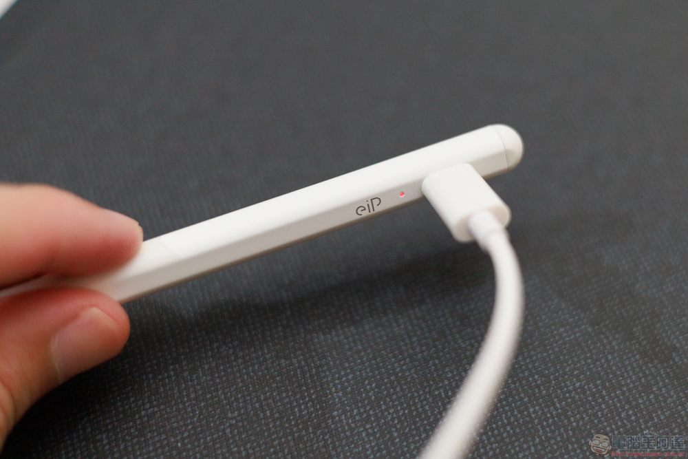 小資族 iPad 體驗全滿足！eiP Magnetix 磁吸可拆式藍牙觸控鍵盤、媲美 Apple Pencil 的磁吸充電觸控筆、專業筆觸磁吸類紙膜 eiP 超大杯全配件開箱 - 電腦王阿達